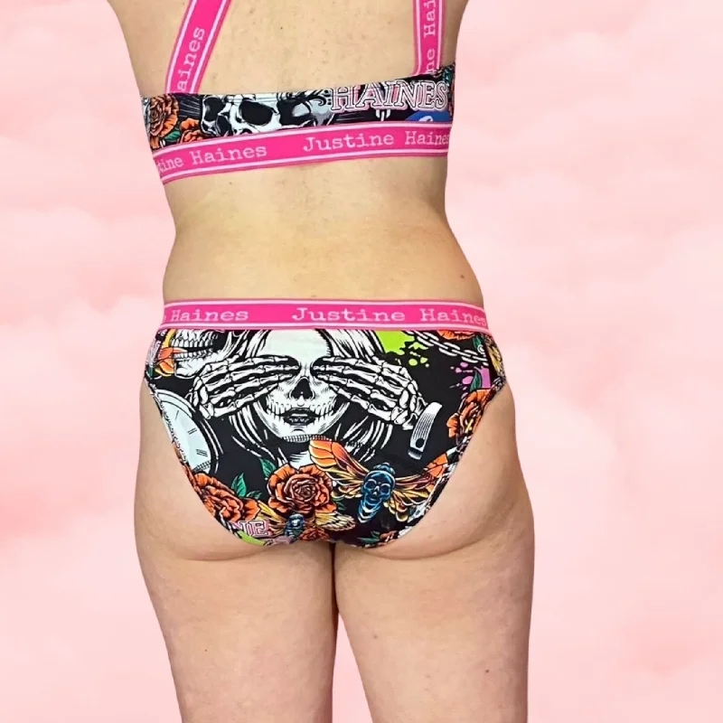 Low-Rise Period Panties in Skulls & Roses IN X-SMALL